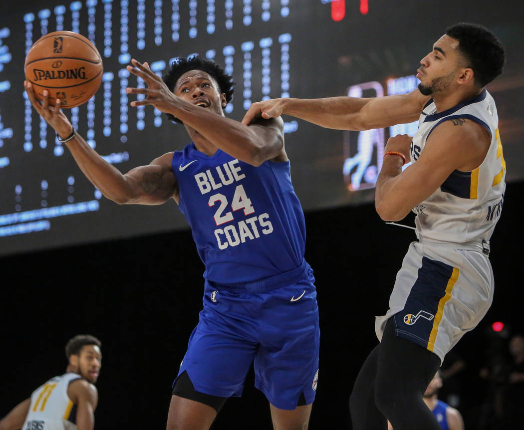 Haywood Highsmith (24) de Delaware Blue Coats alcanza la pelota bajo la presión de Naz Mitrou-Long (30) de Salt Lake City Stars durante la primera mitad de un partido de baloncesto de la NBA G Le ...