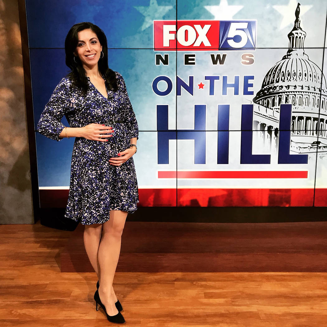 Ronica Cleary, reportera de Washington, D.C., estación Fox5, se muestra con su vientre en una foto publicada en su página de Twitter con el título "¡Lleve su vientre al trabajo!". (Gorjeo)