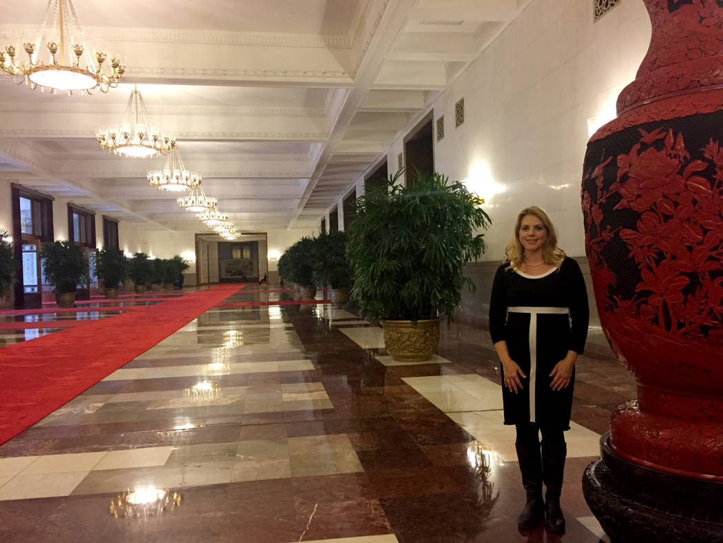 Jessica Stone, corresponsal de la Casa Blanca con CGTN America, entrevista a una cervecera de Beijing sobre el espíritu empresarial en China. (Jessica Stone)