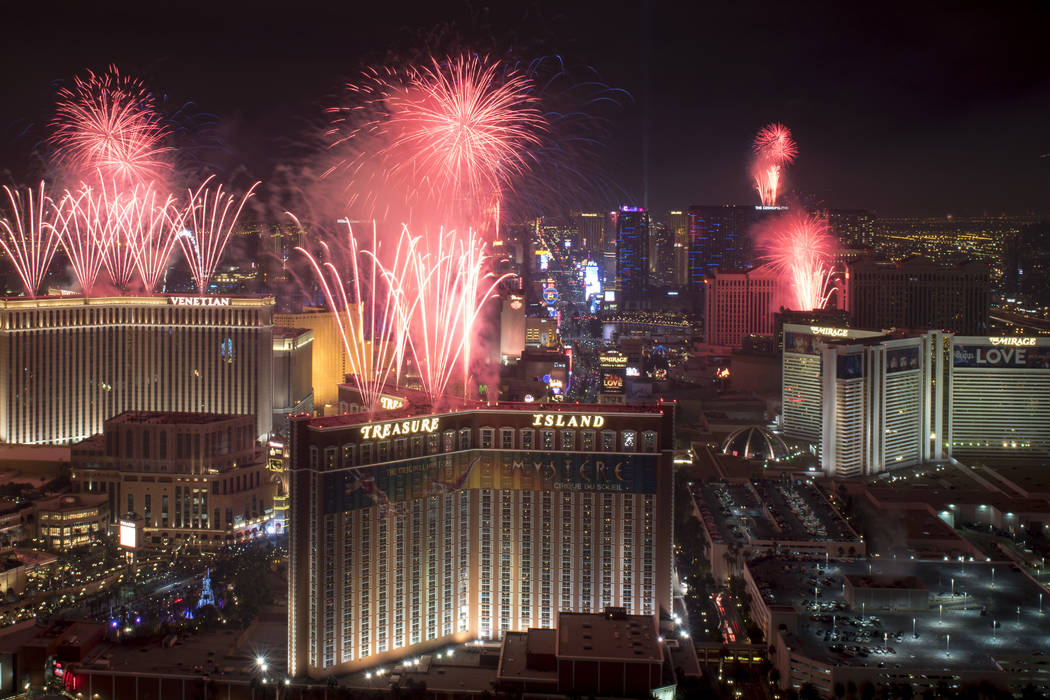 Al sonar la medianoche en la víspera de Año Nuevo, los fuegos artificiales estallarán sobre el Strip de Las Vegas en esta vista que mira hacia el sur desde la azotea del Trump International Hot ...