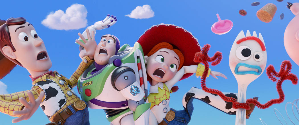 ¿JUGUETE NUEVO? - El alguacil vaquero favorito de todos, Woody, junto con sus mejores amigos Buzz Lightyear y Jessie, están felices de cuidar a su niña, Bonnie, hasta que un nuevo juguete llama ...