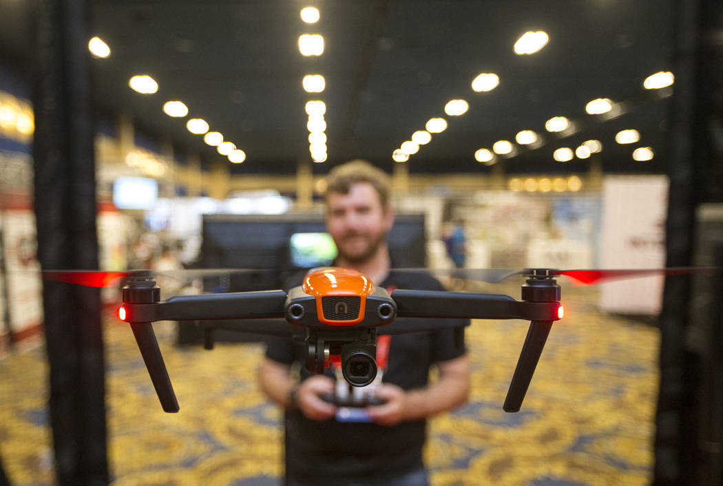 Andrew St. Pierre, de Autel Robotics, demuestra el drone de cámara Evo durante la tercera exposición anual de UAV comercial en Westgate en Las Vegas el miércoles 3 de octubre de 2018. Richard B ...
