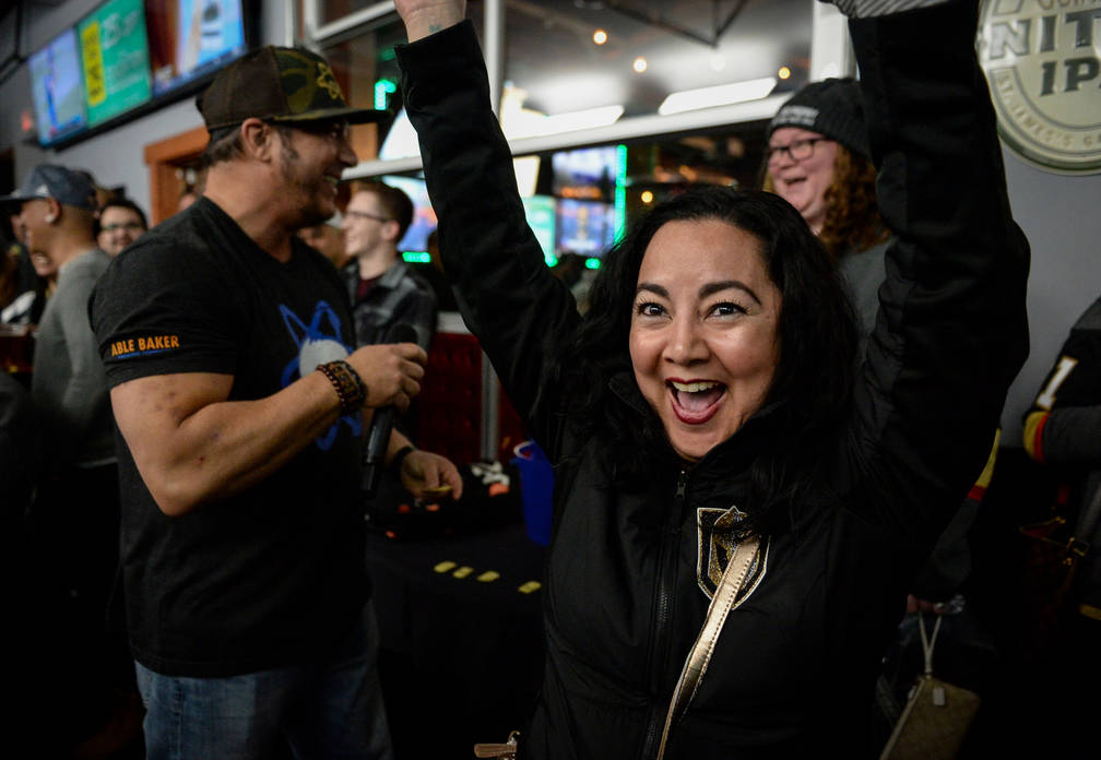 Erica Pangborn saluda después de ganar una camiseta de 7Five Brewing Company durante una rifa en una fiesta por el lanzamiento de la nueva cerveza de Ryan Reaves, Training Day, en PKWY Tavern Fla ...