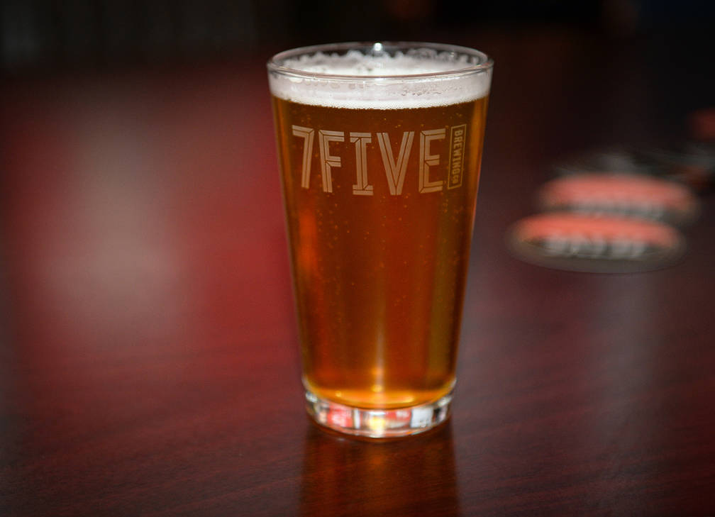Un vaso de la nueva cerveza de Ryan Reaves, Training Day, en una mesa en una fiesta para el lanzamiento de la cerveza en PKWY Tavern Flamingo en Las Vegas, el jueves 27 de diciembre de 2018. Caro ...