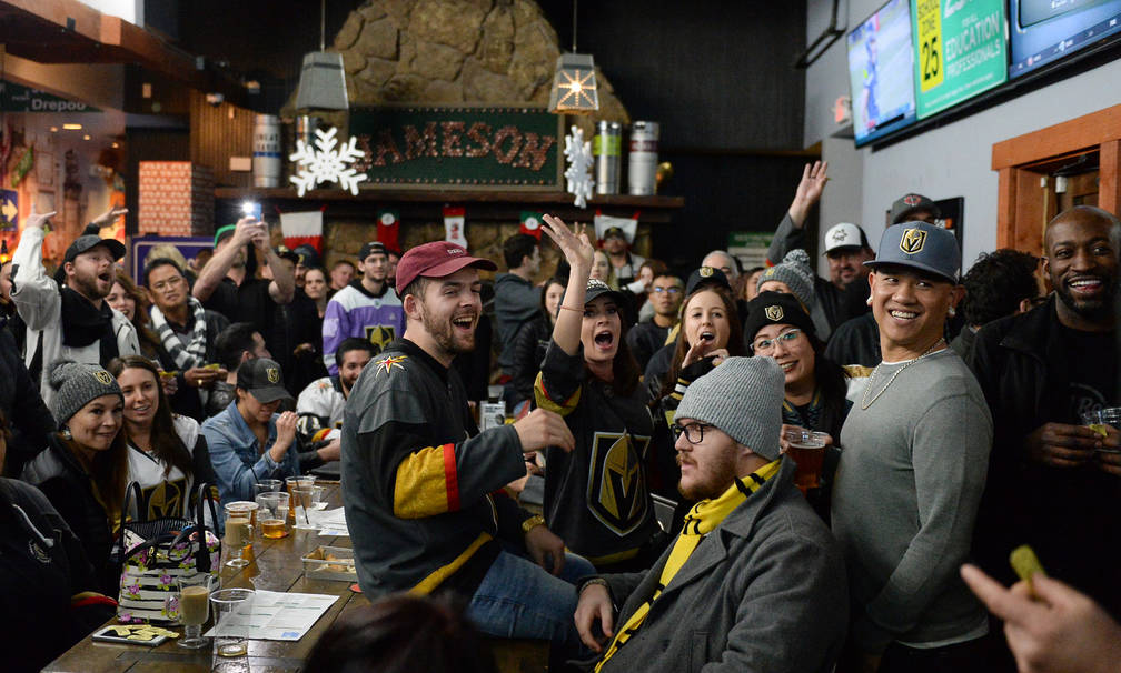 Gente en una fiesta por el lanzamiento de la nueva cerveza de Ryan Reaves, Training Day, aplaude durante un sorteo en PKWY Tavern Flamingo en Las Vegas, el jueves 27 de diciembre de 2018. Caroline ...