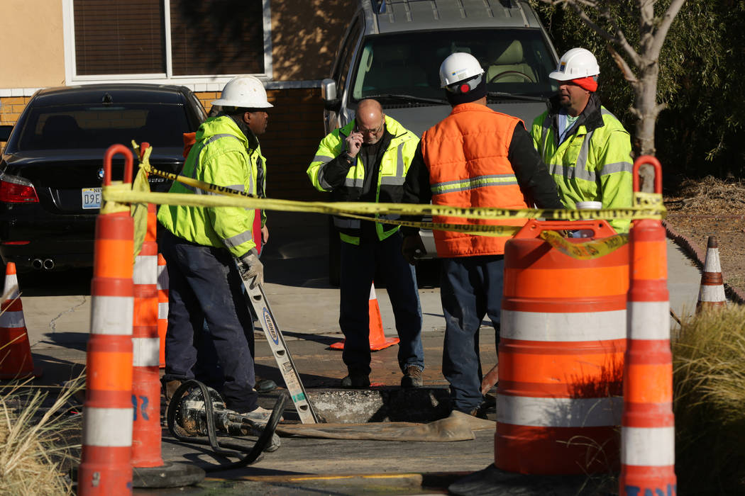 El miércoles 2 de enero de 2019, las cuadrillas de agua del distrito trabajan para reparar una rotura de agua en la avenida St. Louis, entre Maryland Parkway y 10th Street. (Michael Quinn / Las V ...
