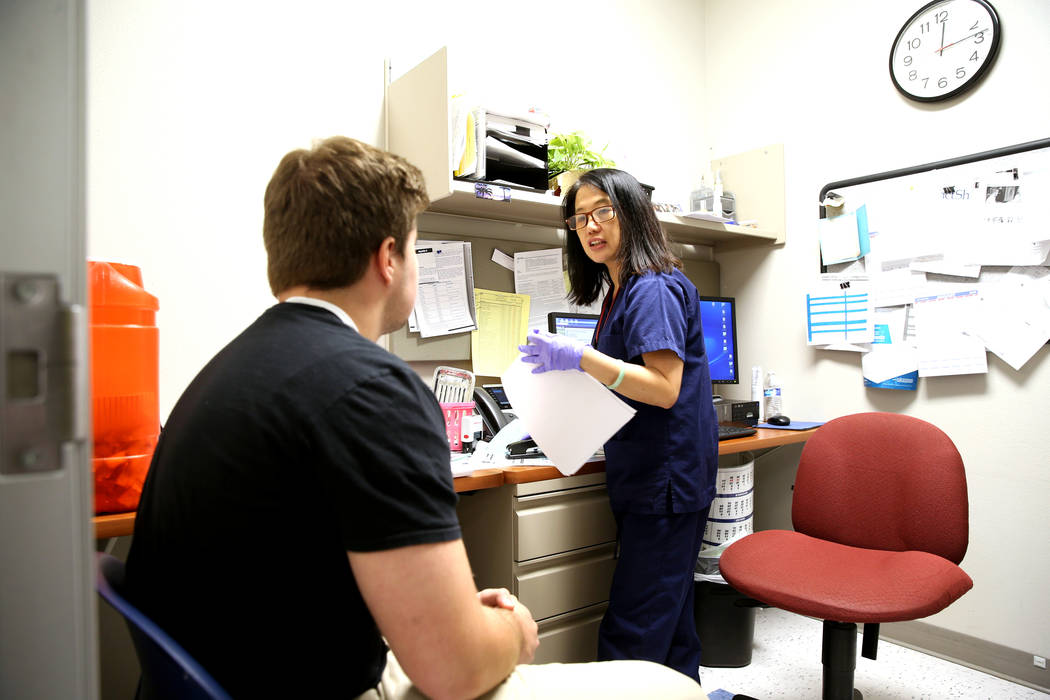 La enfermera de salud comunitaria Jocelyn Castillo se prepara para darle a Cole Nisson, de 18 años, de Henderson una vacuna contra la gripe en la oficina del Distrito de Salud del Sur de Nevada e ...