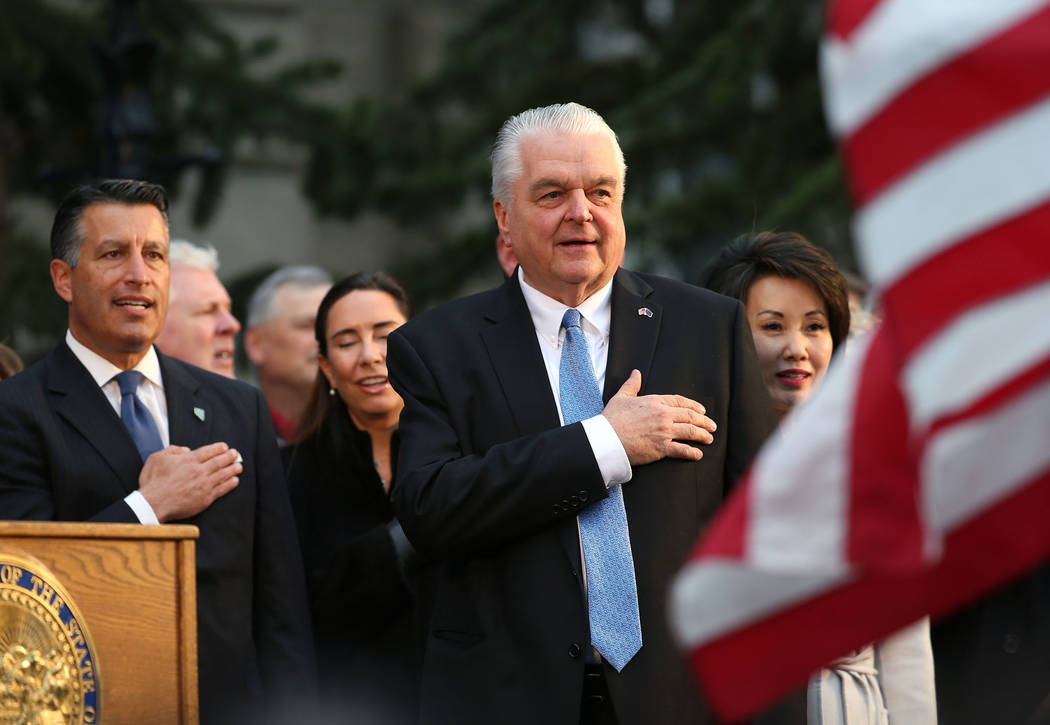 Cientos de personas asisten a la inauguración del gobernador de Nevada Steve Sisolak en el Capitolio, en Carson City, Nevada, el lunes 7 de enero de 2019. El ex gobernador Brian Sandoval está a ...
