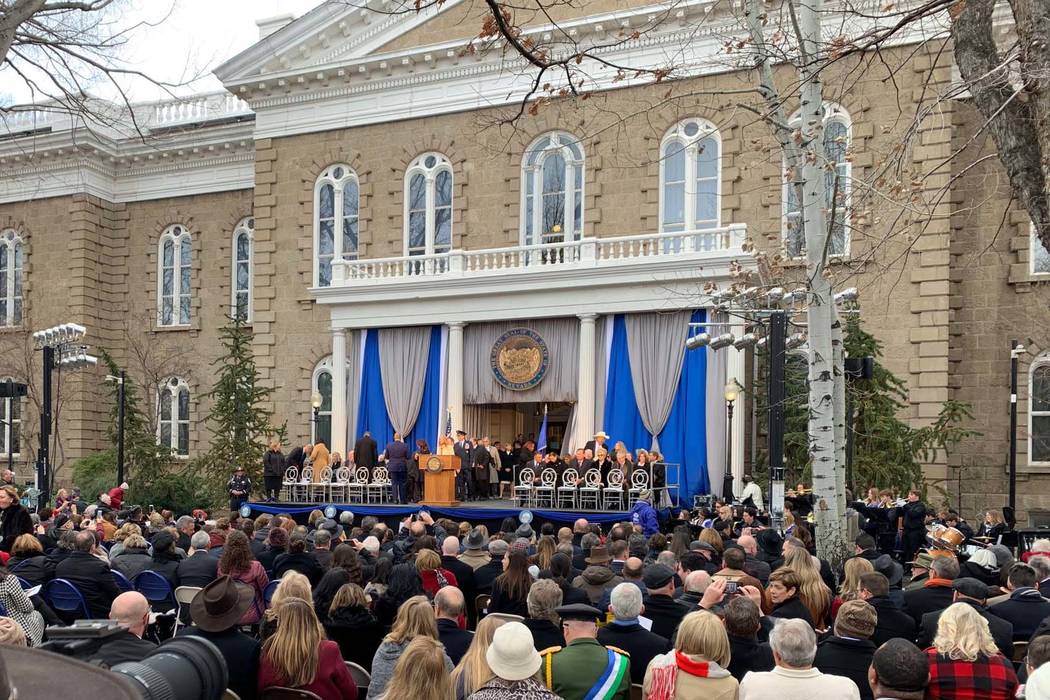 Comienza la ceremonia de juramento de Steve Sisolak como el 30º gobernador de Nevada, junto con otros funcionarios constitucionales y jueces de la Corte Suprema del estado el lunes 7 de enero de ...