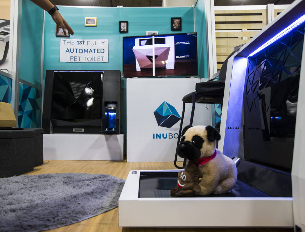Una vista del inodoro para perros totalmente automatizado Inu Box en el Sands Expo and Convention Center durante el CES en Las Vegas el miércoles 9 de enero de 2019. Chase Stevens Las Vegas Revie ...