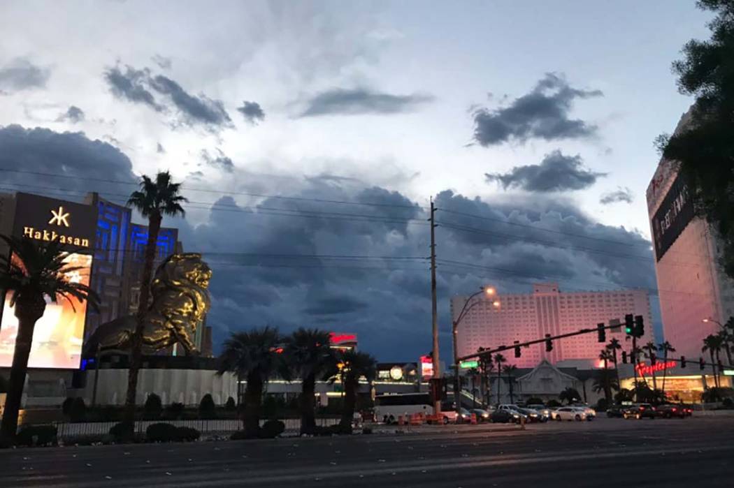 Las nubes de tormenta se ciernen sobre el Strip de Las Vegas el lunes 22 de octubre de 2018. (Max Michor / Las Vegas Review-Journal)