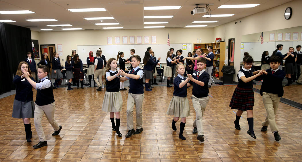Los estudiantes toman clases de baile lento en la escuela chárter American Preparatory Academy en Las Vegas el jueves 3 de enero de 2019. K.M. Cannon Las Vegas Review-Journal @KMCannonPhoto