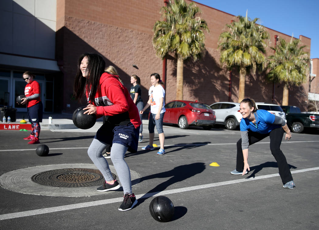 Tami Clark, a la derecha, imparte clases de cardio y levantamiento de pesas en la escuela autónoma American Preparatory Academy en Las Vegas el jueves 3 de enero de 2019. La clase formó parte de ...