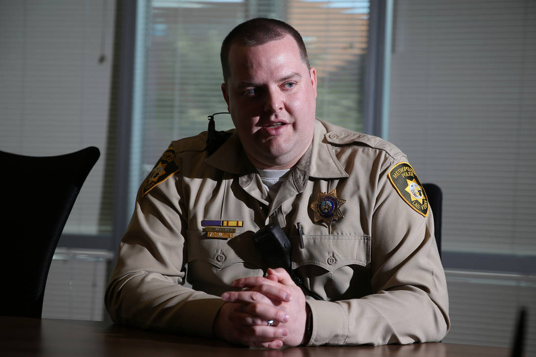 El oficial de policía de Las Vegas, Samuel Wittwer, quien se fracturó una pierna mientras respondía al tiroteo del 1 de octubre de 2017, es entrevistado en la sede del Departamento de Policía ...