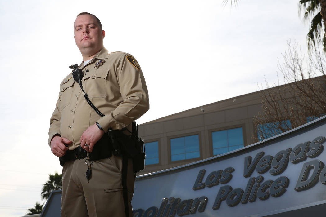 El oficial de la policía de Las Vegas, Samuel Wittwer, se rompió una pierna al responder durante el tiroteo masivo del 1 de octubre de 2017, en el Strip de Las Vegas. (Erik Verduzco / Las Vegas ...