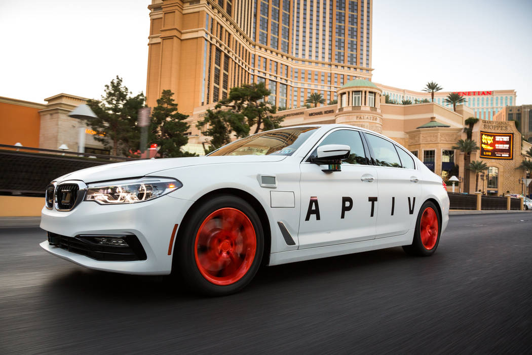 El vehículo APTIV con tecnología autónoma conduce en el Strip el viernes 1 de diciembre de 2017 en Las Vegas, Nevada. (Foto por John F. Martin para APTIV)