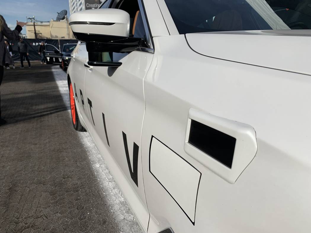 El BMW Aptiv de conducción automática de la plataforma Lyft, cuenta con un radar LiDAR de corto alcance en el espejo lateral, un radar de escaneo electrónico y un LiDAR de largo alcance sobre l ...