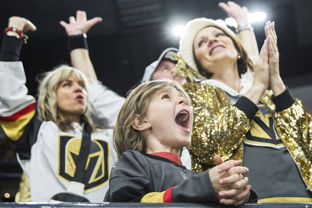 El fan de los Golden Knights, Mick Mugnier, de 12 años, aclama a Las Vegas en el tercer período durante su enfrentamiento en casa con los Minnesota Wild el lunes 21 de enero de 2019, en T-Mobile ...