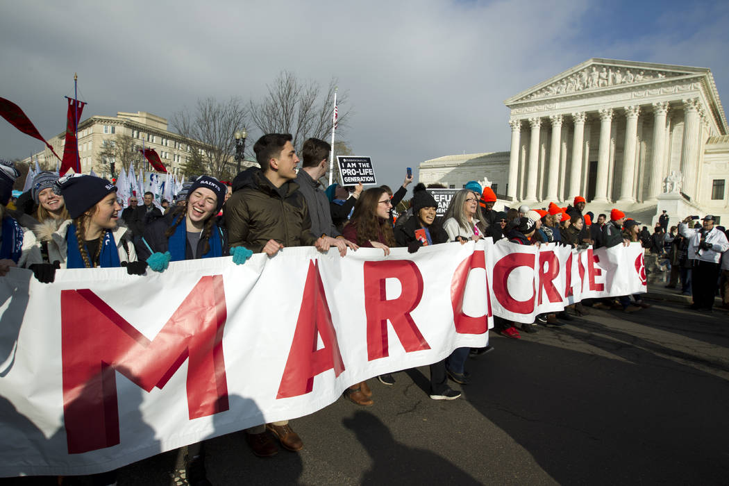 Activistas en contra del aborto marchan fuera de la Corte Suprema Nacional, durante la Marcha por la Vida en Washington el viernes 18 de enero de 2019. (Foto de AP / José Luis Magaña)