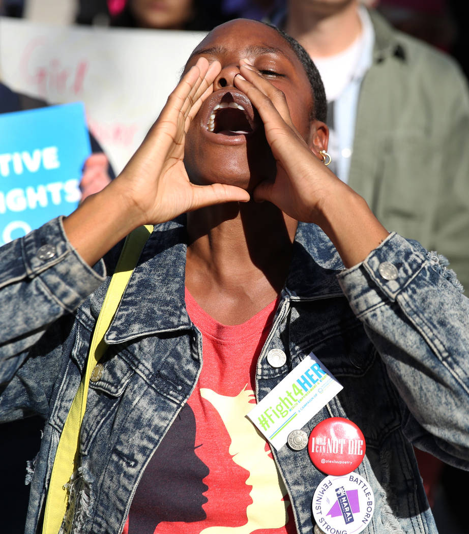 Ashley Bowman grita consignas durante Empowering Women March el sábado 19 de enero de 2019, en las afueras de Lloyd George Federal Building en Las Vegas. Bizuayehu Tesfaye / Las Vegas Review-Jour ...