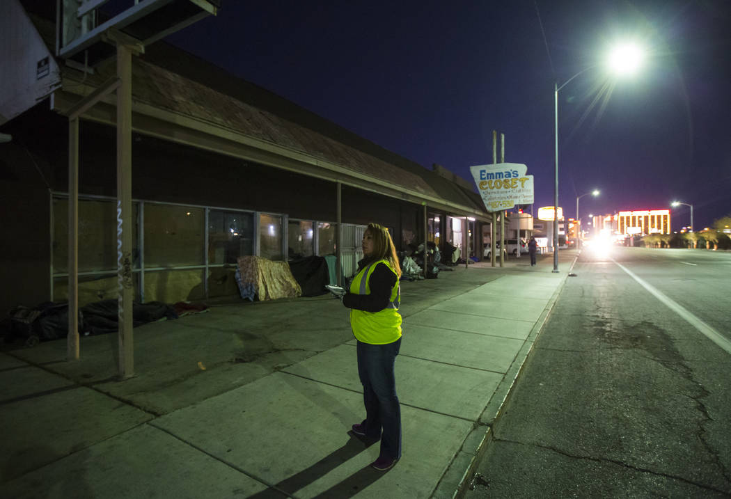Jeree Saucedo, director asistente de servicios sociales del Ejército de Salvación, busca personas sin hogar en Main Street durante el censo anual de personas sin hogar del sur de Nevada en Las V ...