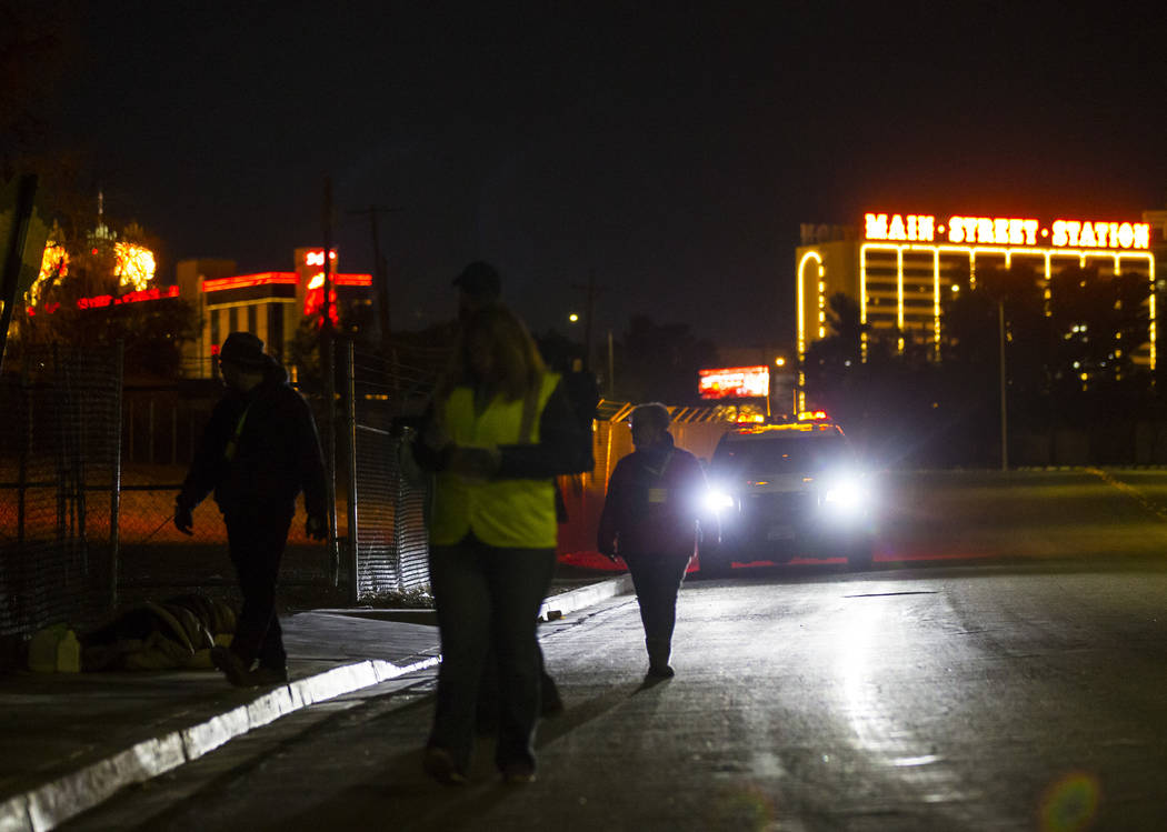 Los voluntarios encuentran personas sin hogar a lo largo de Veterans Memorial Drive durante el Censo Anual de Personas sin Hogar del Sur de Nevada que se llevó a cabo en Las Vegas El martes 22 de ...