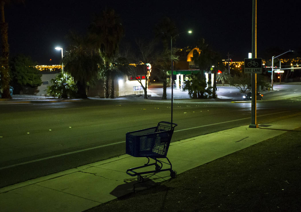 Un carro de compras solitario se encuentra en Washington Avenue, cerca de Las Vegas Boulevard, durante el Censo Anual de Personas sin Hogar del Sur de Nevada en Las Vegas el martes 22 de enero de ...