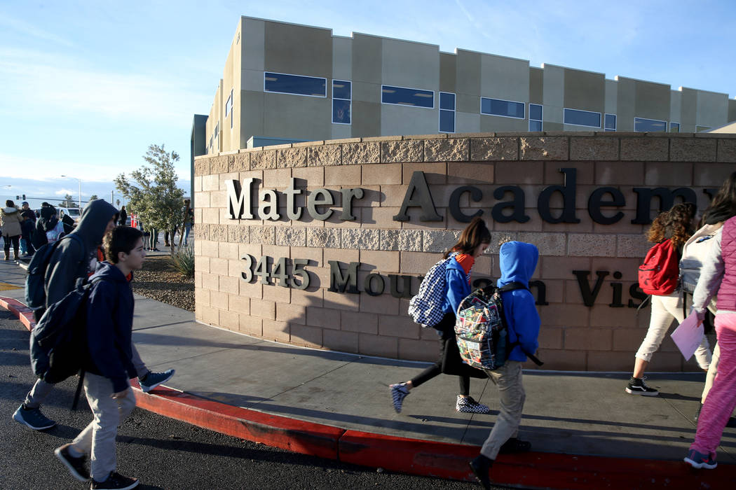 Los estudiantes llegan a la escuela charter Mater Academy Mountain Vista en Las Vegas el miércoles 16 de enero de 2019. K.M. Cannon Las Vegas Review-Journal @KMCannonPhoto