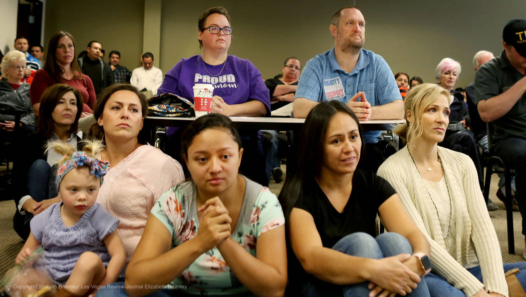 Los individuos escuchan las opciones compartidas sobre las políticas transgénero para el Distrito Escolar del Condado de Clark en el Departamento de Educación de Nevada en Las Vegas, el martes ...