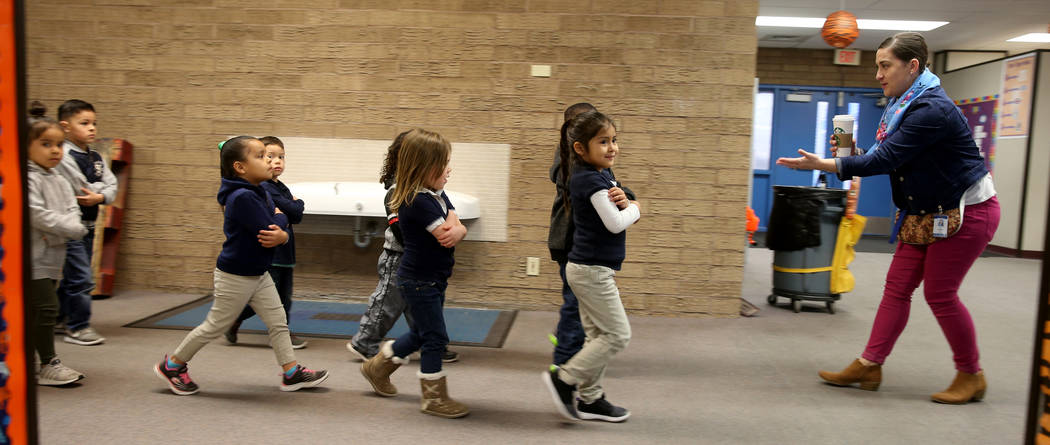 Leigh Todd, maestra de preescolar, lleva a sus alumnos a clases en la escuela primaria Tate en Las Vegas el jueves 17 de enero de 2019. (K.M. Cannon / Las Vegas Review-Journal) @KMCannonPhoto