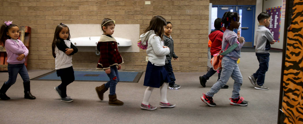 Los estudiantes de preescolar de Leigh Todd caminan a clase en Tate Elementary en Las Vegas el jueves 17 de enero de 2019. (K.M. Cannon / Las Vegas Review-Journal) @KMCannonPhoto
