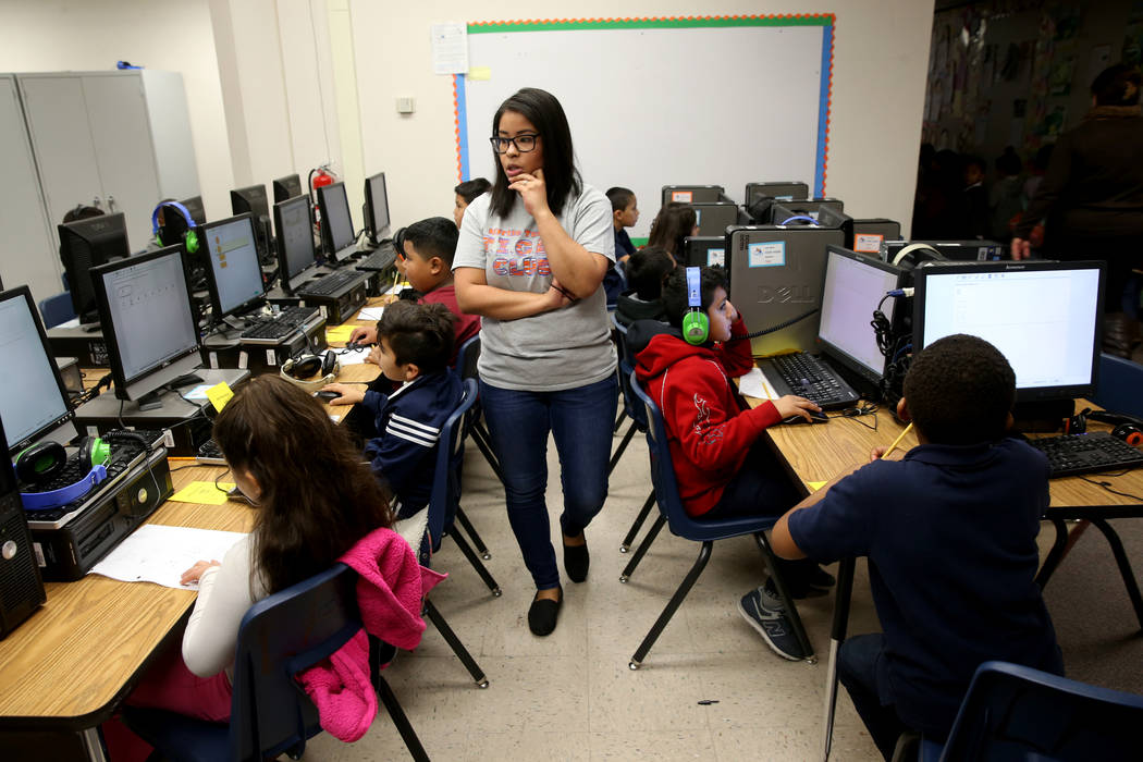 Yahaira Vega monitorea un examen de matemáticas de segundo grado en Tate Elementary en Las Vegas el jueves 17 de enero de 2019. (K.M. Cannon / Las Vegas Review-Journal) @KMCannonPhoto
