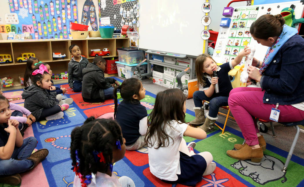 La estudiante de preescolar Iris Vázquez habla sobre su proyecto con la maestra Leigh Todd en la escuela primaria Tate en Las Vegas el jueves 17 de enero de 2019. A la izquierda está Fernanda Ag ...