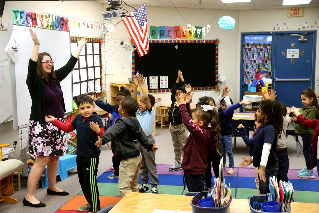 La maestra de kindergarten, Virginia Mosier, realiza un aspecto físico de un ejercicio de escritura con sus alumnos en la escuela primaria Tate en Las Vegas el jueves 17 de enero de 2019. (K.M. C ...