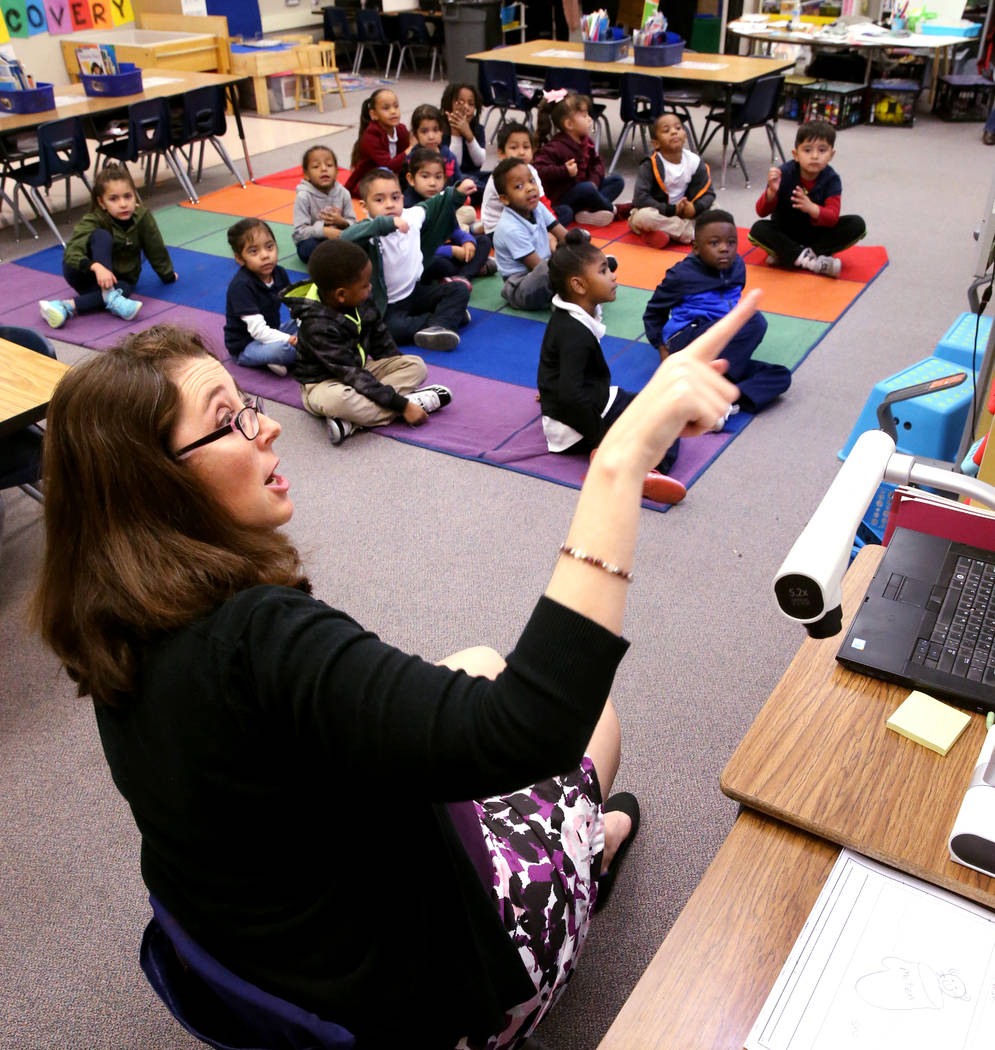 La maestra de kindergarten Virginia Mosier trabaja en un ejercicio de escritura con sus alumnos en Tate Elementary en Las Vegas el jueves 17 de enero de 2019. (K.M. Cannon / Las Vegas Review-Journ ...