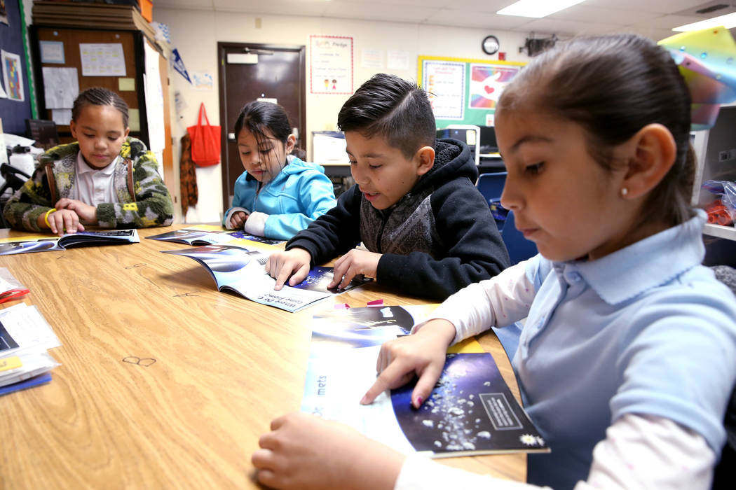 Los alumnos de segundo grado, desde la izquierda, Skylar Kaufman, Mildred Navarro-Can, Christopher Olguin y Kayla Enríquez, leyeron en el Centro de Lectura Zoom en Tate Elementary en Las Vegas el ...