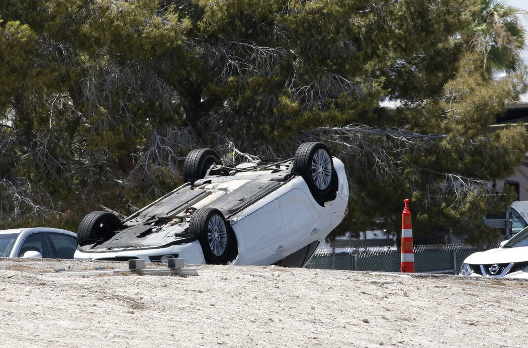 Un automóvil volcado involucrado en un accidente de varios vehículos se ve en Boulder Highway en U.S. Highway 95 en Las Vegas. Bizuayehu Tesfaye / Las Vegas Review-Journal @bizutesfaye