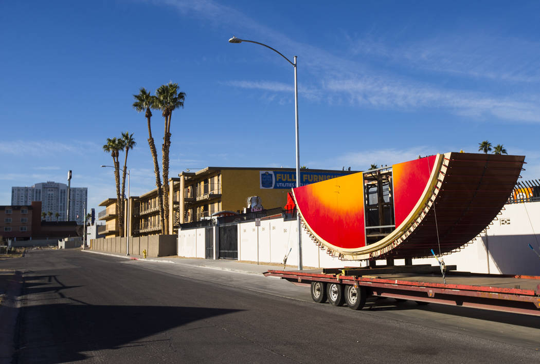 La primera pieza del letrero de guitarra del Hard Rock Café se encuentra fuera del Neon Museum antes de ser instalada por los empleados de YESCO en Las Vegas el lunes 28 de enero de 2019. Chase S ...