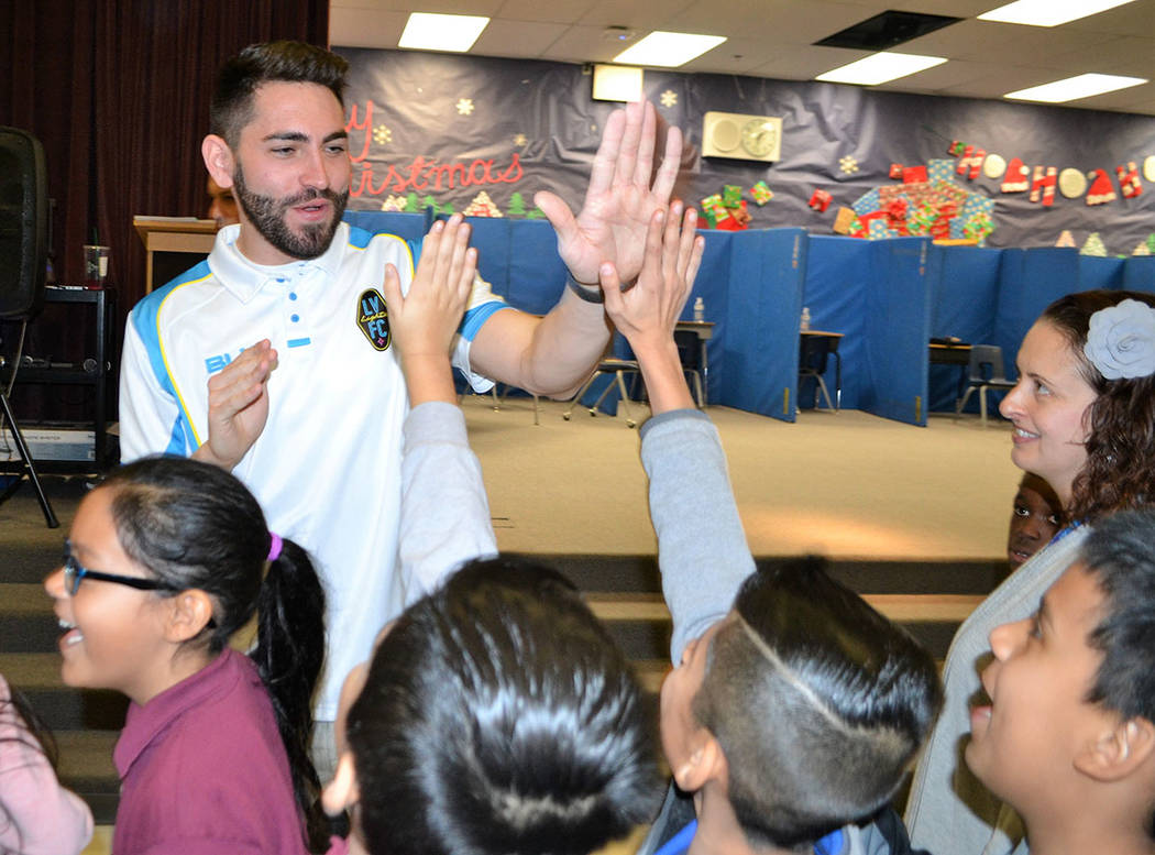 Los deportistas organizaron un concurso de habilidades futbolísticas para los estudiantes de la escuela primaria Reynaldo Martínez. [ Foto Las Vegas Lights F.C. ]