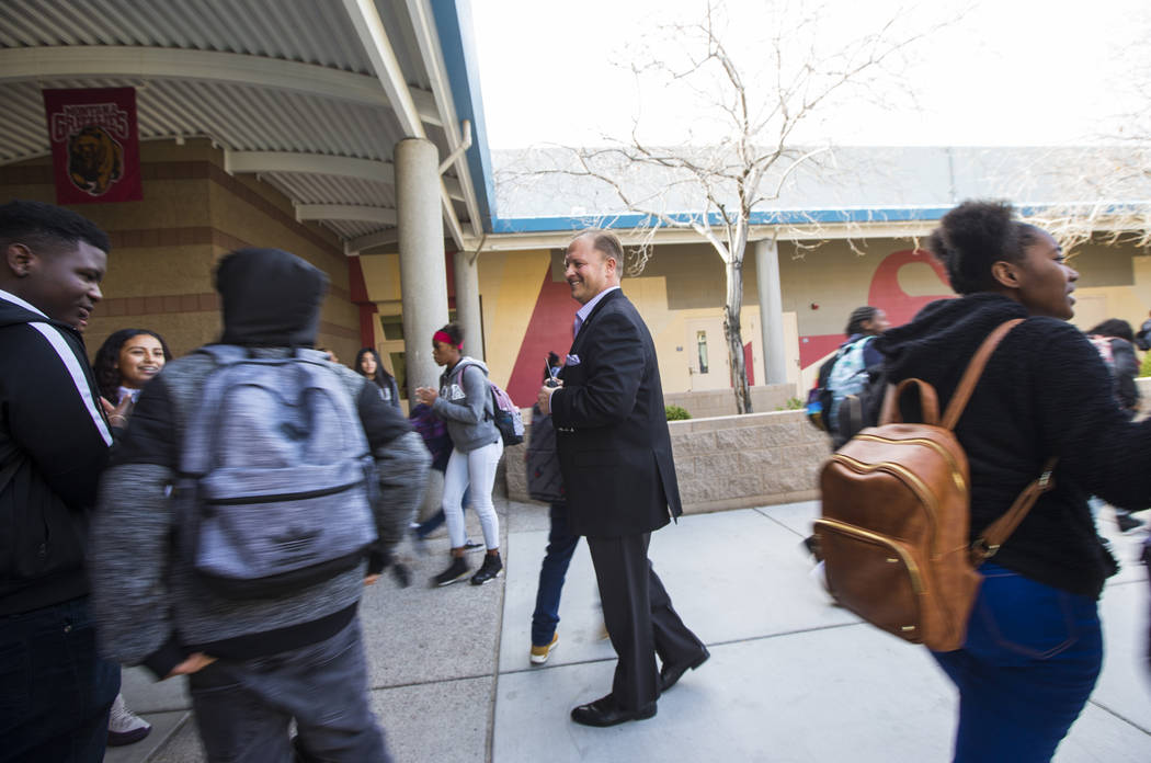 Louis Markouzis, director de la Escuela Secundaria Johnston, saluda a los estudiantes cuando se van en North Las Vegas el miércoles 30 de enero de 2019. Chase Stevens Las Vegas Review-Journal @cs ...
