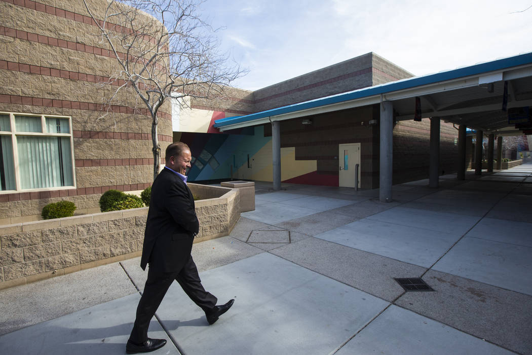 Louis Markouzis, director de Johnston Middle School, camina por los terrenos de la escuela en North Las Vegas el miércoles 30 de enero de 2019. Chase Stevens Las Vegas Review-Journal @csstevensphoto