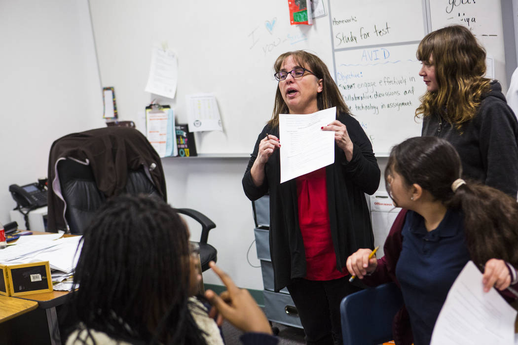 Gina Salazar, coordinadora del programa AVID en la Escuela Intermedia Johnston, se dirige a sus estudiantes de 6º grado cuando salen de North Las Vegas el miércoles 30 de enero de 2019. Chase St ...