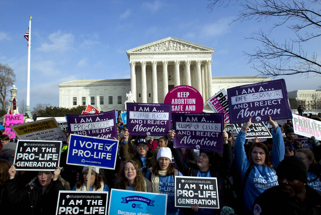 Activistas en contra del aborto protestan fuera de la Corte Suprema de los EE. UU. Durante la Marcha por la Vida en Washington el viernes 18 de enero de 2019. [ Foto AP / Jose Luis Magana ]