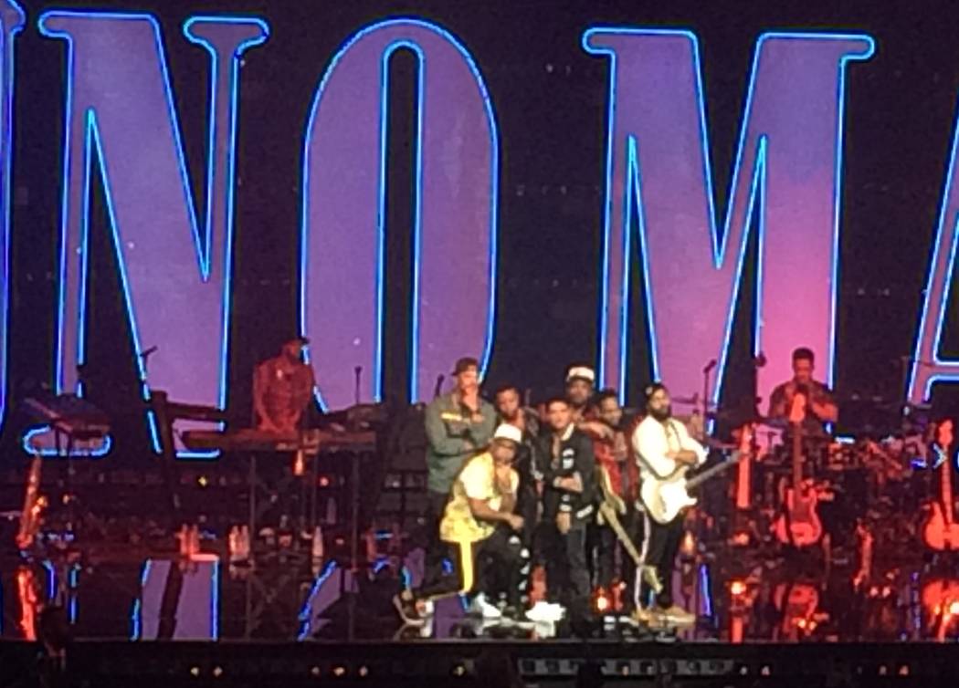 Bruno Mars y su banda pusieron luces de casa para permitir que las 5 mil 185 personas se tomaran una foto el sábado 31 de diciembre de 2016 en Park Theatre en el Strip de Las Vegas. John Katsilom ...