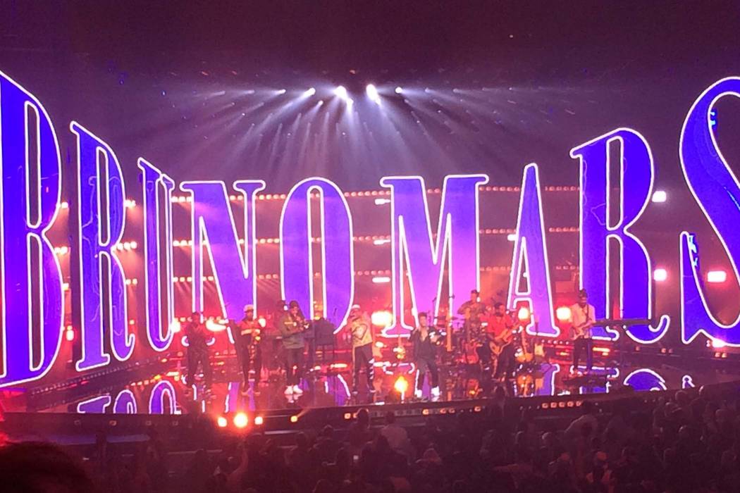 La producción florece con un letrero gigante que presenta el nombre de Bruno Mars, el sábado 31 de diciembre de 2016, en Park Theater en el Strip de Las Vegas. John Katsilometes Las Vegas Review ...