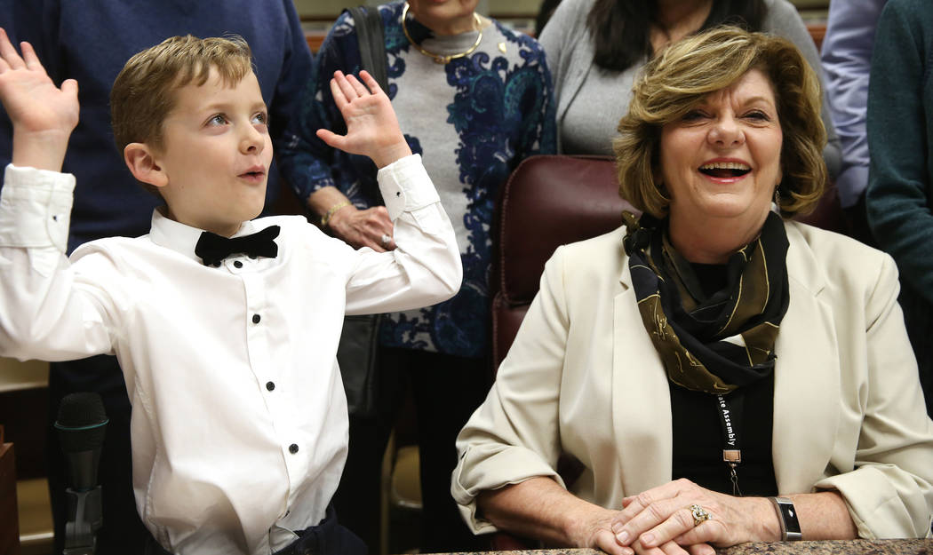 Connor Clack, de 7 años, hace el gesto de "alucinante" después de que su abuela, la asambleísta Connie Munk, demócrata de Las Vegas, le dijo que estaba haciendo historia en la primera Legislat ...