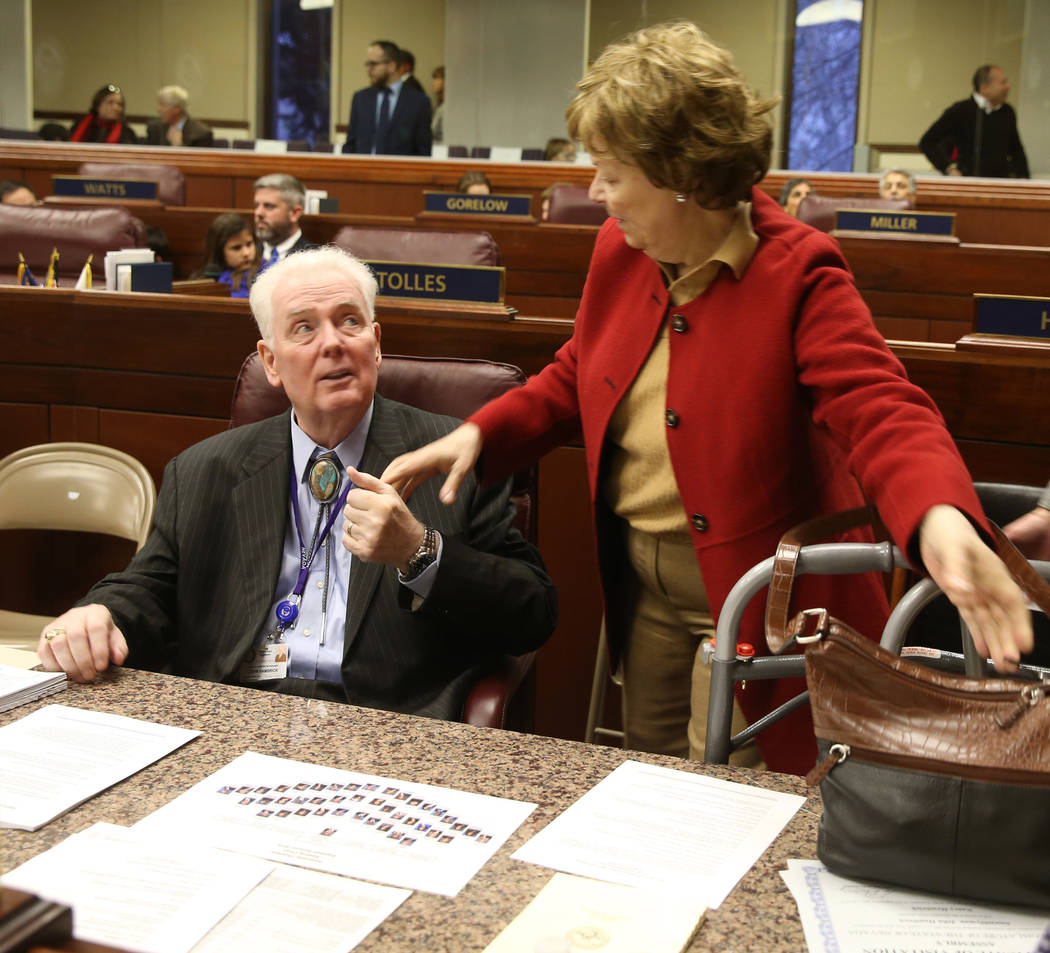 El asambleísta John Hambrick, R-Las Vegas, saluda a su esposa Nancy Hambrick en el edificio legislativo de Carson City en el primer día de la 80ª sesión de la Legislatura de Nevada el lunes 4 ...