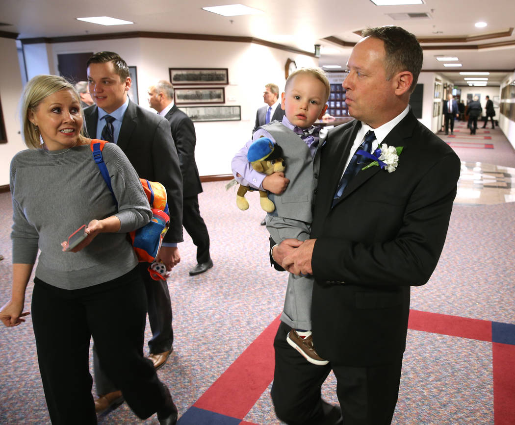 El asambleísta Michael Sprinkle, D-Sparks, lleva a su nieto Matthew Sprinkle, de 2 años, mientras su esposa Kristi Sprinkle observa en el edificio legislativo de Carson City el primer día de la ...