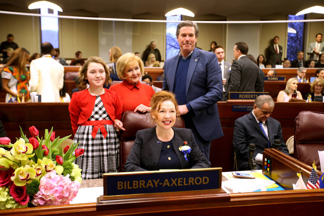 La asambleísta Shannon Bilbray-Axelrod, demócrata de Las Vegas, posa con su hija Molly Billbray-Axelrod, su madre Michaelene Bilbray y su esposo Danny Axelrod en el edificio legislativo de Carso ...