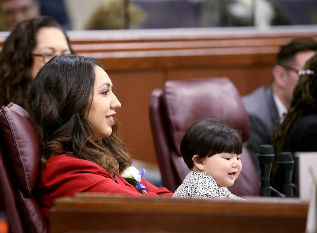 La asambleísta Selena Torres, D-Las Vegas, sostiene a su sobrina Sofía Elizabeth Penaloza, de 10 meses, en el edificio legislativo de Carson City el primer día de la 80ª sesión de la Legislat ...